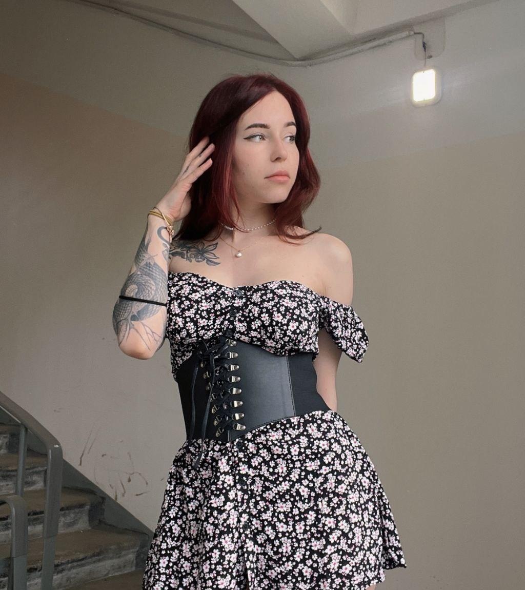 Карина привлекательная девушка из Балаково цена от 4000 руб